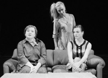 Csákányi Eszter (Virginia), Szandtner Anna (Matilde) és Kováts Adél (Lane) - Koncz Zsuzsa felvétele
